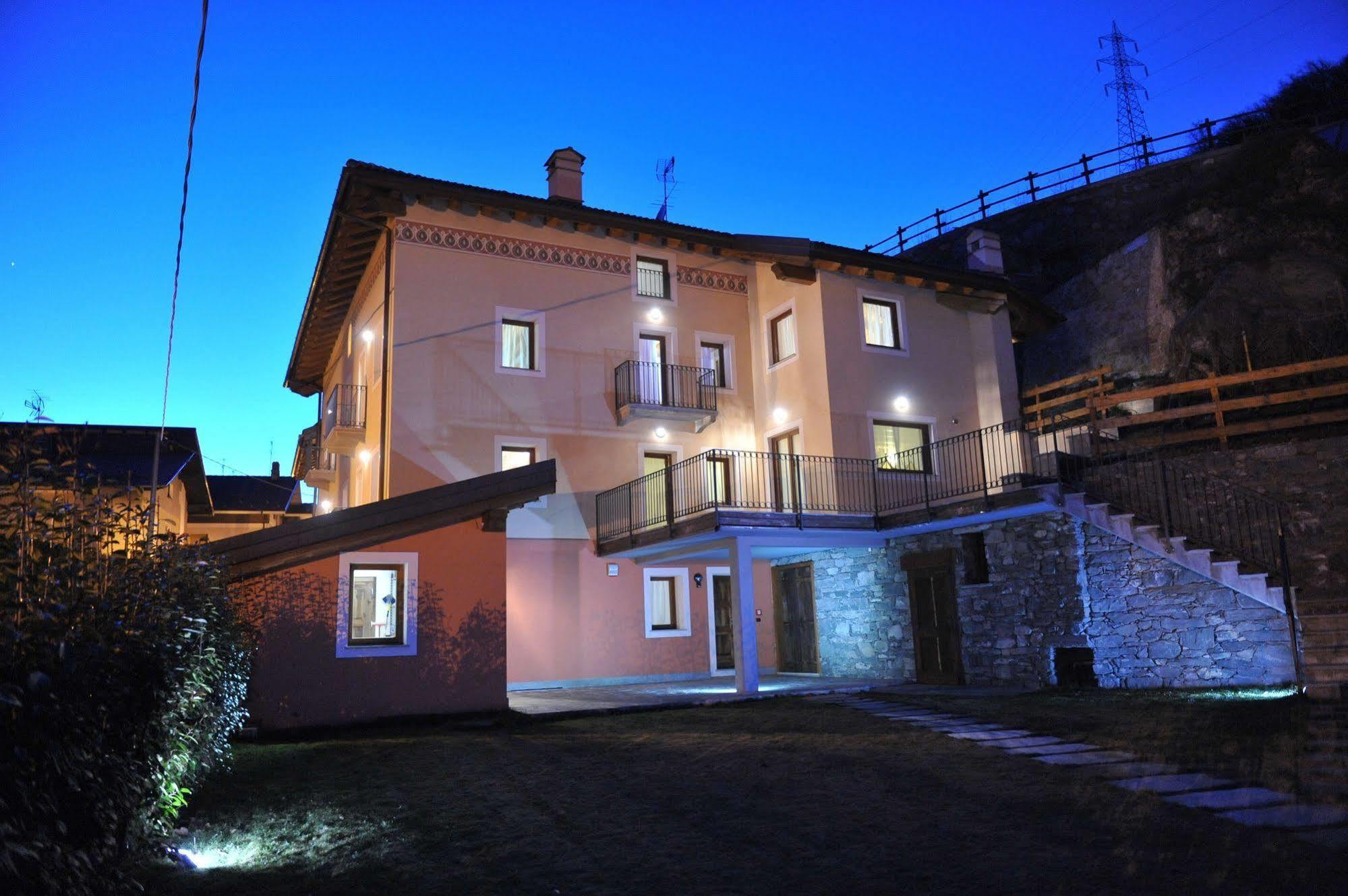 Au Berceau Du Bien-Etre Villa Chambave Buitenkant foto